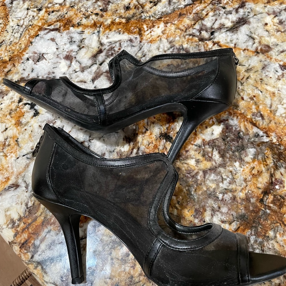 Tahari one of a kind leather and mesh shoe 8.5